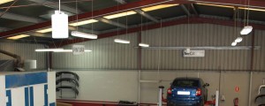 lamparas de un taller de reparación de vehículos
